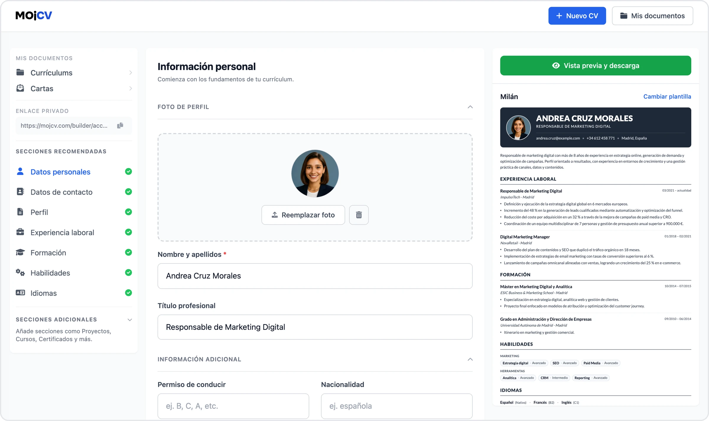 El creador de currículum de MojCV con un currículum en español rellenado y el botón para descargarlo en PDF