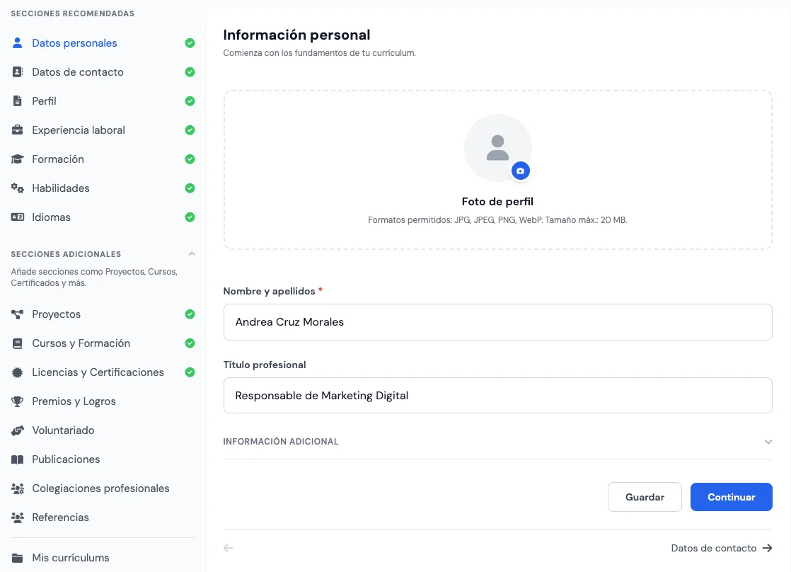 Secciones Datos personales, Datos de contacto y Perfil en el creador de currículum online