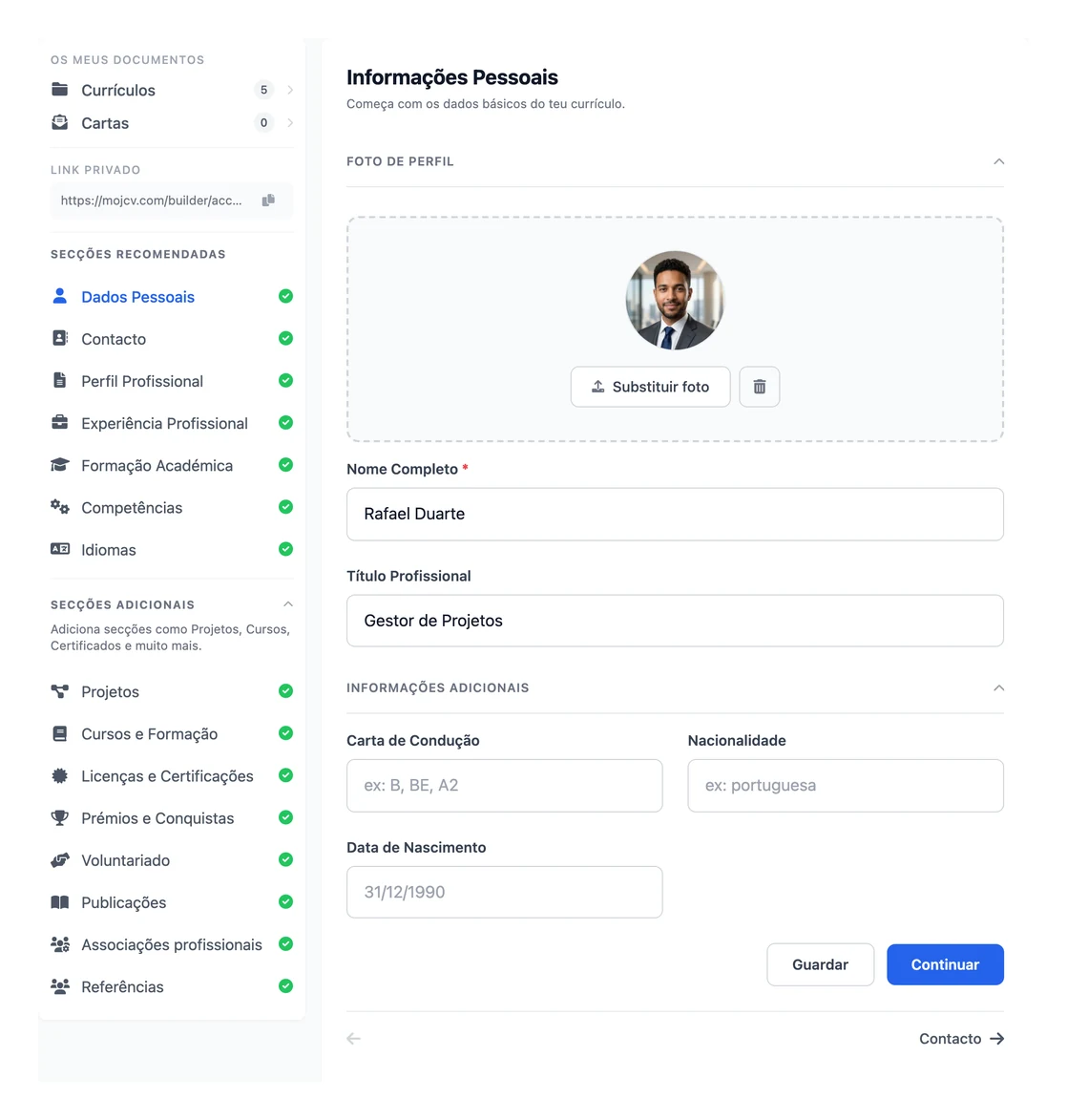 As secções Dados Pessoais, Contacto e Perfil Profissional no criador de CV online