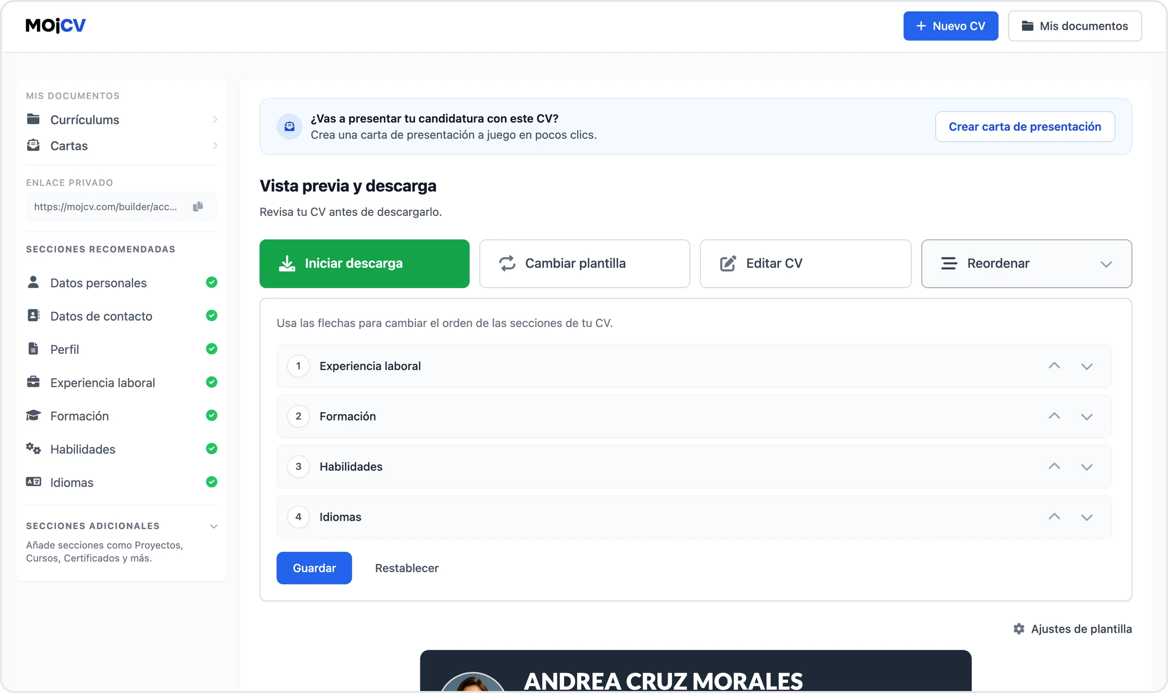 La pantalla Vista previa y descarga de MojCV con el panel Reordenar abierto, con Experiencia laboral, Formación, Habilidades e Idiomas