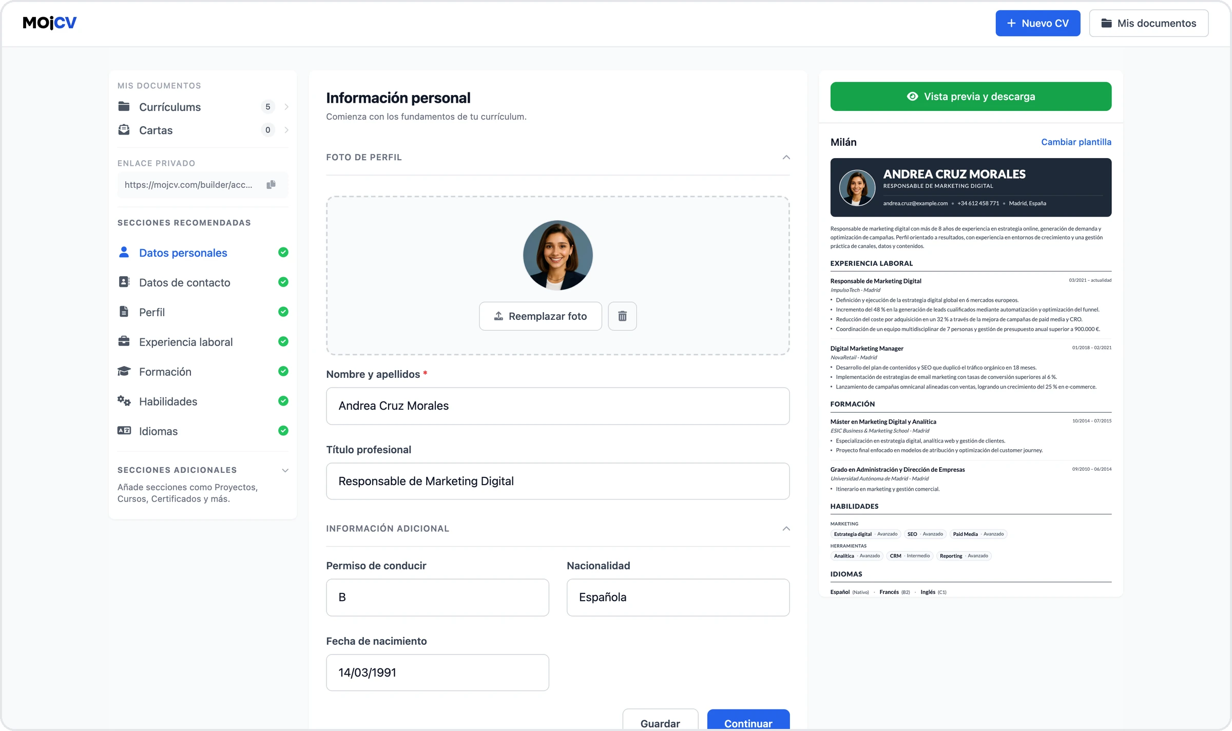 La página Información personal de MojCV con la foto de perfil, nombre y apellidos, título profesional y los campos opcionales de permiso de conducir, nacionalidad y fecha de nacimiento, junto a la vista previa del currículum